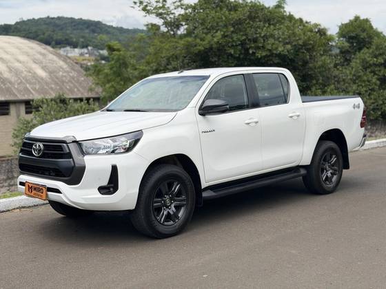 TOYOTA HILUX 2.8 D-4D TURBO DIESEL CD SR 4X4 AUTOMÁTICO